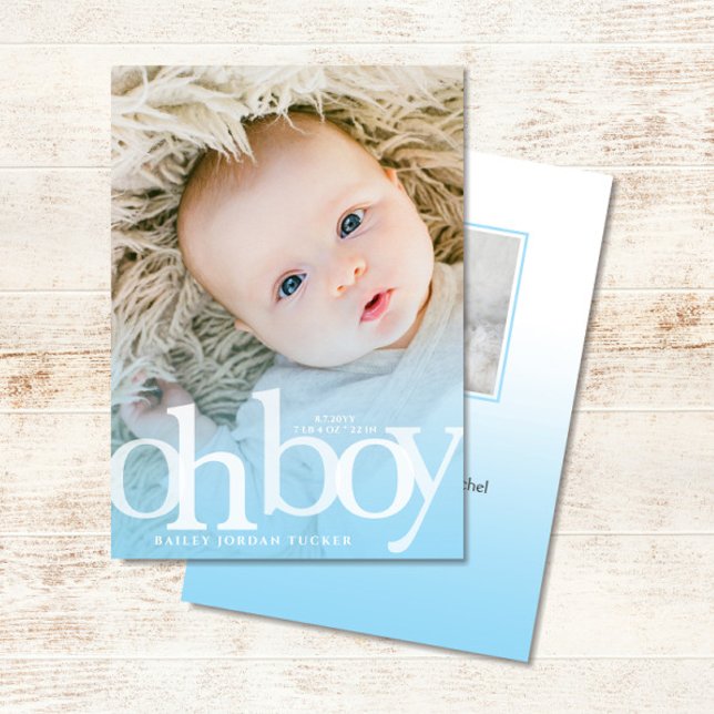 OH BOY blauer Overlay Modernes Foto Birth Ankündigung (OH BOY Modern Blue Baby Boy Birth Announcement)
