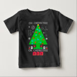 Oh Chemistree Chemist Tree Funny Science Weihnacht Baby T-shirt<br><div class="desc">Oh Chemist Tree Chemistree Funny Science Chemistry Weihnachtsgeschenke. Fantastische Chemieelemente Weihnachtsbaumkostüme für Studentinnen oder für alle Naturwissenschaftlerinnen und Chemiepädagogen, Nerd, Geeks und Periodenfreunde. Perfektes Shirt für Chemieliebhaber, die an Weihnachten Party in der Schule tragen. Dieses komische Chemiestück am Weihnachtsfeiertag zu tragen, um Ihre Liebe und Leidenschaft für Wissenschaft, Nerd, Geeks...</div>