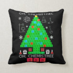 Oh Chemistree Chemist Tree Funny Science Weihnacht Kissen<br><div class="desc">Oh Chemist Tree Chemistree Funny Science Chemistry Weihnachtsgeschenke. Fantastische Chemieelemente Weihnachtsbaumkostüme für Studentinnen oder für alle Naturwissenschaftlerinnen und Chemiepädagogen, Nerd, Geeks und Periodenfreunde. Perfektes Shirt für Chemieliebhaber, die an Weihnachten Party in der Schule tragen. Dieses komische Chemiestück am Weihnachtsfeiertag zu tragen, um Ihre Liebe und Leidenschaft für Wissenschaft, Nerd, Geeks...</div>