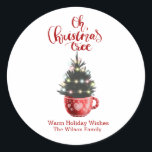 Oh Christmas Tree Hot Chocolate Personalisiert Runder Aufkleber<br><div class="desc">Oh Weihnachtsbaum Hot Chocolate Personalisiert Classic Round Sticker. Weihnachtsbaum mit Ornamenten in einer niedlichen Tasse. Personalisieren Sie Ihre persönlichen Gruß- und Familiennamen. Leicht zu tun,  habe ich Set auf der Vorlage für Sie!</div>