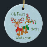 Oh Deer What a Year Christmas Pandemic 2021 Keramik Ornament<br><div class="desc">Dieses Design wurde mithilfe von digitaler Kunst erstellt und kann in dem Bereich personalisiert sein, der zur Verfügung gestellt wird, oder indem Sie den Klick wählen, um weitere Optionen anzupassen und den Namen, die Initialen oder die Wörter zu ändern. Sie können auch die Textfarbe und den Textstil ändern oder den...</div>