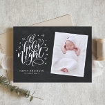 Oh, heilige Nachtschrift rustikales Chalkboard-Fot Feiertagskarte<br><div class="desc">Oh,  heilige Nacht,  die Sterne leuchten hell...  Versenden Sie Urlaubssegmente mit dieser individuell gestaltbaren Urlaubskarte. Es enthält "Oh heilige Nacht" Schriftzeichen mit einem festlichen Urlaubsmuster auf der Imitat-Tafel. Personalisieren Sie diese durch Hinzufügen von Namen,  Fotos und anderen Details. Diese Urlaubskarte wird auch als Geburtsankündigung für einen Urlaub perfekt sein.</div>