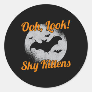 Oh schau Sky Kittens Bat Halloween Bats Runder Aufkleber