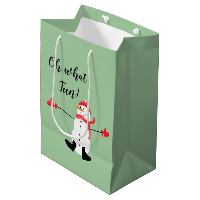 Oh, was Spaß Weihnachten Snowman Sage Green Mittlere Geschenktüte (Vorderseite Schrägansicht)