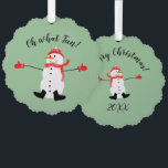 Oh, was Spaß Weihnachten Snowman Sage Green Ornament Karte<br><div class="desc">Das ist ein hübsches naives Kunstdesign mit einem niedlichen Cartoon-Schneemann in einem roten Hut,  Schal und Fäusten. Der Text sagt: Oh,  was Spaß! Alles auf einem klassischen,  schlängelgrünen Hintergrund. Der Text kann auf Ihre Bedürfnisse angepasst werden oder Sie können einfach das Jahr hinzufügen und Sie sind fertig.</div>