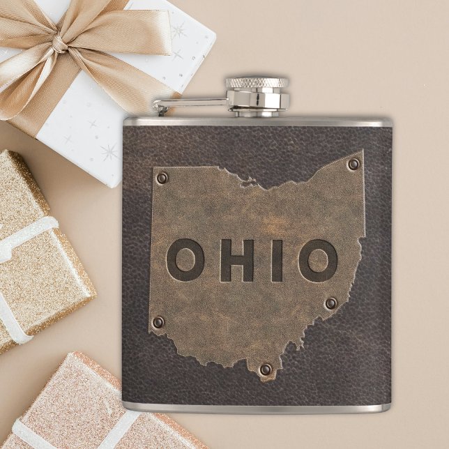 Ohio Imitats Leather Mit Monogramm Flachmann (A masculine Ohio state map outline in faux leather makes this flask a perfect gift for groomsmen.)
