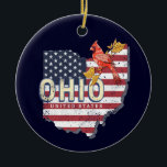 Ohio Staat United Staaten Retro Map Vintag USA Keramik Ornament<br><div class="desc">Ohio Staat in den Vereinigten Staaten mit Karte Vintagen US-Flagge Souvenir für Columbus Urlaub. Ohio mit Retro-Karte in den USA als Souvenir für Cincinnati und Amerika. Ohio Lifestyle für Rucksacktouristen und amerikanischer Stadtrundfahrt. Ohio mit Fahne Staat in Amerika Vintage Karte Design Souvenir. Ohio Retro US-Flagge Design für Reisen zu den...</div>