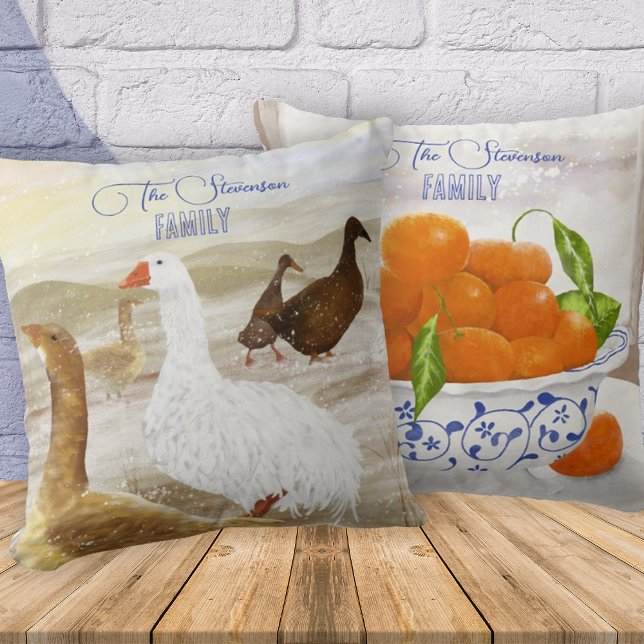 Oies de ferme, Oranges d'hiver Oreillers à lancer  (personalized throw pillow with family name in script. Farmhouse theme, winter oranges, wild geese)
