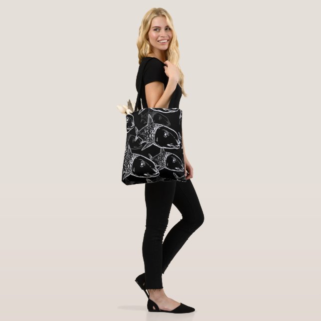 Oio - Schwarz-Weiß-Druck aus hawaiianischem Bonefi Tasche (Am Model)