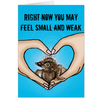 Oiseau dans des mains soulageant la carte