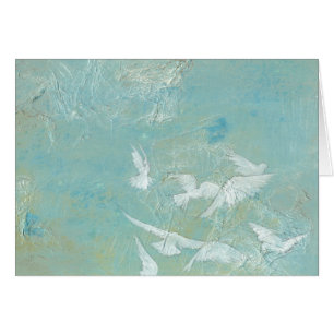 Oiseaux blancs à travers le ciel bleu