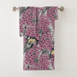 Oiseaux dans le jardin lilas rose