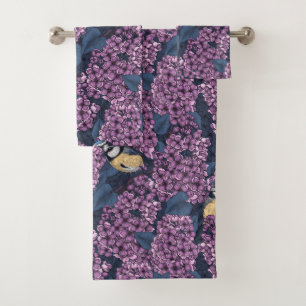 Oiseaux dans le jardin violet lilas