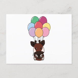 Okapi fliegt mit farbenfrohen Ballons Postkarte