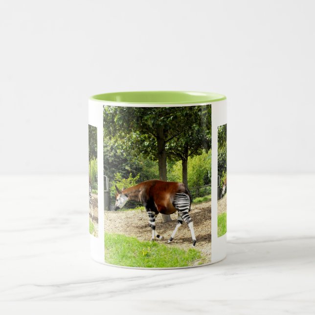 Okapi zu Fuß Zweifarbige Tasse (Mittel)