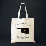 Oklahoma Map Wedding Welcome Bag Tote Black, Gold Tragetasche<br><div class="desc">Hochzeitswochenendenwillkommens-Geschenktasche für aus Stadtgäste zu Ihrer Hochzeit heraus, Bild von Oklahoma, mit Goldherzen kennzeichnend. Füllen Sie Tasche mit Ihren Lieblingsguten sachen.</div>
