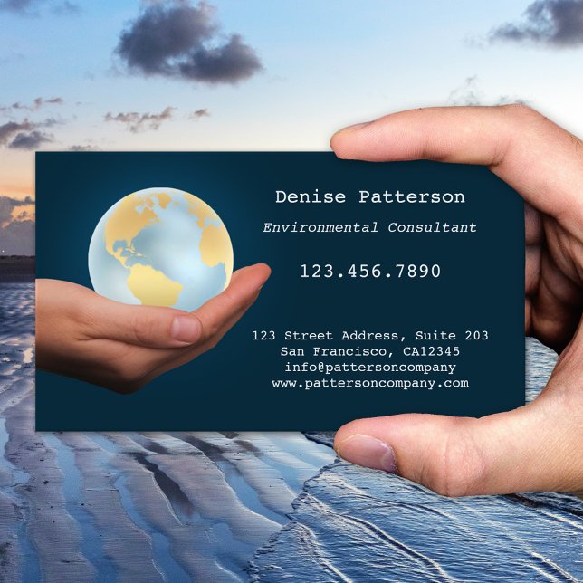 Ökologische Globe Environment Business Card Visitenkarte (Professional business card featuring a hand offering an illuminated globe on a dark blue background)