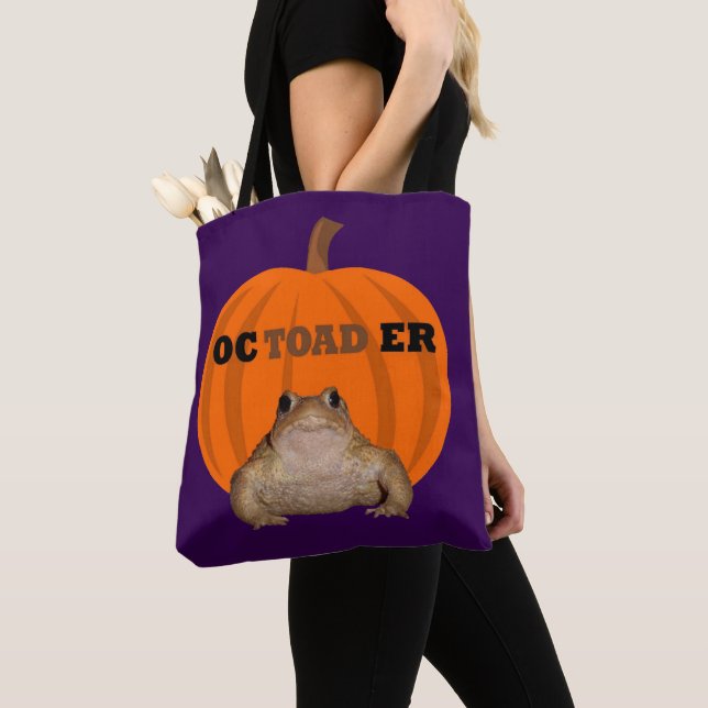Oktoberschlangen-Halloween-Wortspiel mit Kröten-Fe Tasche (Von Nahem)