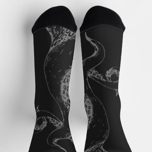 Oktopus-Tentakel grau auf schwarzen Socken (Oben)