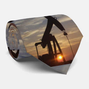 Öl-Pumpen-Jack an der Sonnenuntergang-Krawatte Krawatte