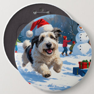 Old English Sheepdog läuft im Schnee mit Weihnacht Button