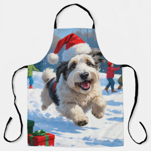Old English Sheepdog läuft im Schnee mit Weihnacht Schürze