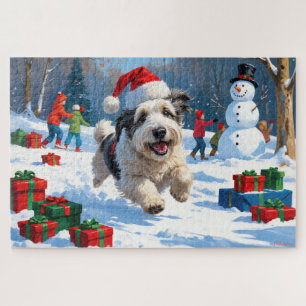 Old English Sheepdog läuft in Snow Weihnachtshut