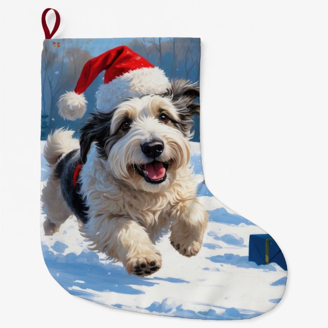 Old English Sheepdog läuft in Snow Weihnachtshut Großer Weihnachtsstrumpf (Vorderseite)