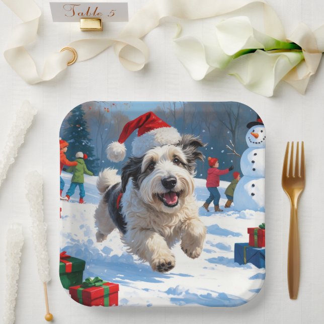 Old English Sheepdog läuft in Snow Weihnachtshut Pappteller (Hochzeit)