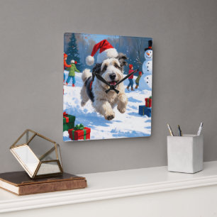 Old English Sheepdog läuft in Snow Weihnachtshut Quadratische Wanduhr