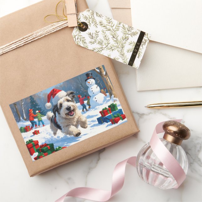 Old English Sheepdog läuft in Snow Weihnachtshut Rechteckiger Aufkleber (Schenken)