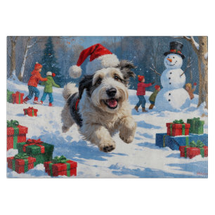 Old English Sheepdog läuft in Snow Weihnachtshut Schneidebrett