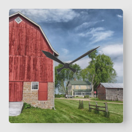 Old Farmhouse and Red Barn Foto von Wall Clock Quadratische Wanduhr