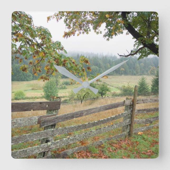 Old Fence On A Farm Quadratische Wanduhr (Vorderseite)