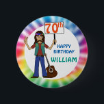 Old Hippy Tie Dye 70th Birthday Party Pinba Button<br><div class="desc">Feiern Sie Ihren Lieblings-Alt-Hippie-Typ mit einer brillanten gefärbte Krawatte mit einem Hippie-Typ,  der mit seinem gefärbte Krawatte-Headband und seiner treuen Gitarre am Bein zwei Finger hoch hält. Er hält ein Schild mit seinem Alter auf. Original Design von Holiday Hearts Designs für OldRockerDude.</div>