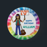 Old Hippy Tie Dye 70th Birthday Party Pinba Button<br><div class="desc">Feiern Sie Ihren Lieblings-Alt-Hippie-Typ mit einer brillanten gefärbte Krawatte mit einem Hippie-Typ,  der mit seinem gefärbte Krawatte-Headband und seiner treuen Gitarre am Bein zwei Finger hoch hält. Er hält ein Schild mit seinem Alter auf. Original Design von Holiday Hearts Designs für OldRockerDude.</div>