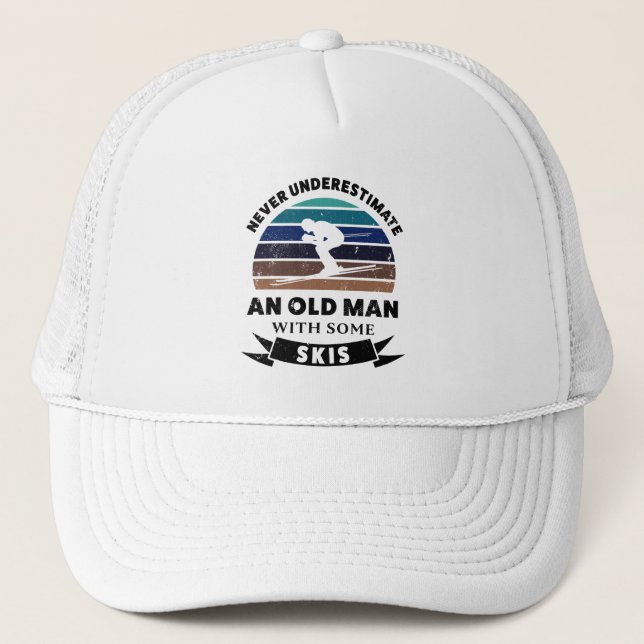 Old Man with Skis Funny Gift Dad Truckerkappe (Vorderseite)