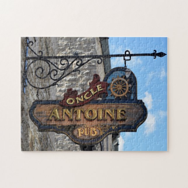 Old Pub Signs Quebec Kanada. (Horizontal)