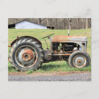 Old Rusty Tractor by a fence in the Country Postkarte