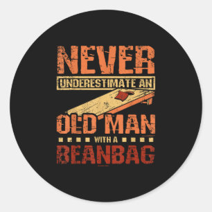 Old Woman Bean Bag Cornhole Player Runder Aufkleber