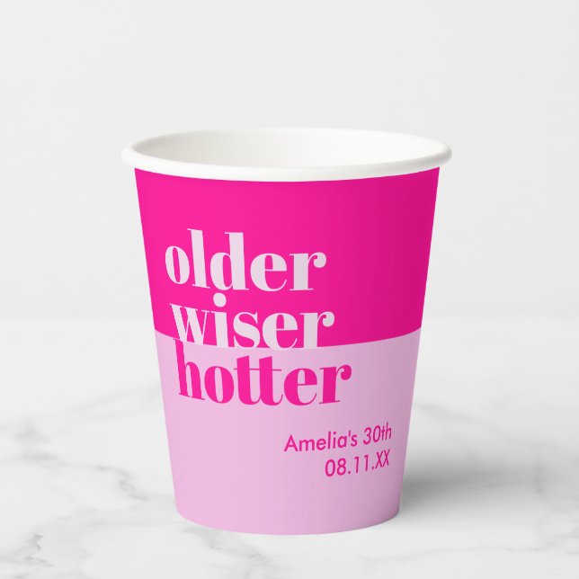 Older, Wiser, Hotter Minimal Bold Pink Birthday Pappbecher (Vorderseite)