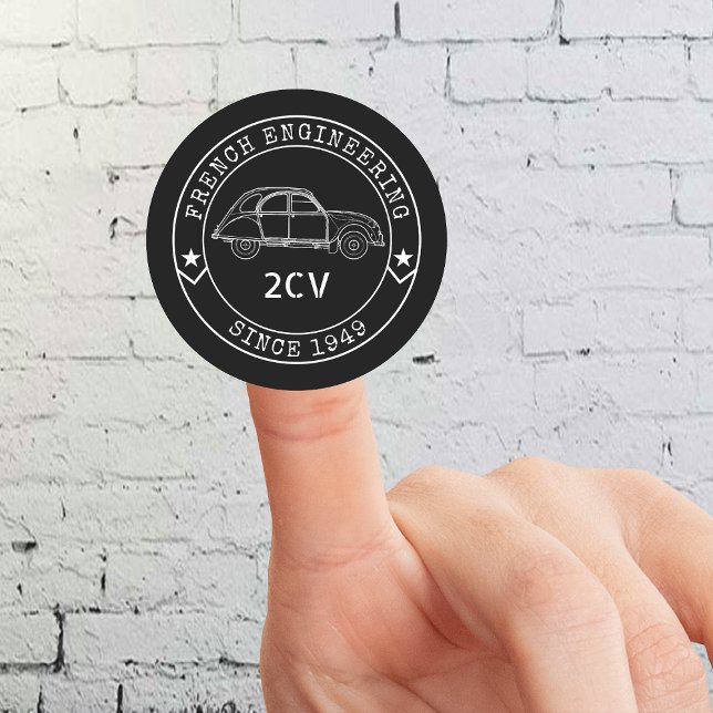 Oldtimer 2CV Abzeichen Engineering Emblem Runder Aufkleber (2CV Round Sticker in Black with a White Badge Text Design and and Illustration of the Deux Chevaux )