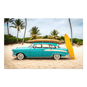 Oldtimer am Strand mit Surfbrett Fotodruck