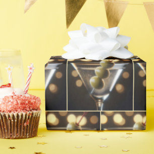Olebt in einem Martini-Getränk Geschenkpapier