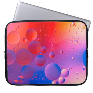 ölige Tropfen in Wasser mit farbigem Hintergrund, Laptopschutzhülle