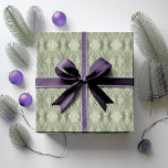 Olive Green Christmas Pattern#33 ID1009 Geschenkpapier<br><div class="desc">Wenn Sie sich fragen, welche Farbkombinationen Sie für Ihre Weihnachtsdekoration und Geschenkartikel in diesem Jahr auswählen sollten, habe ich Sammlungen von aufeinander abgestimmten Mustern erstellt, um das Leben ein wenig leichter zu machen. Dieses elegante Hintergrund-Design hat einen geflochtenen goldenen Folieneffekt in weichem olivgrün. Suchen Sie die ID1009, um weitere Produkte...</div>