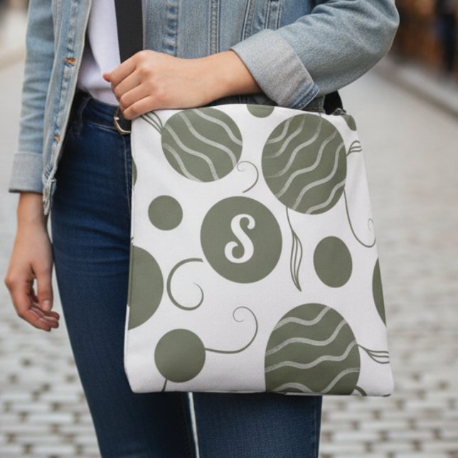 Olive Green Circles Monogram Tragetaschen Mit Langen Trägern (Wavy circles, crisp contrast, and a splash of garden vibes, this bag’s ready for your next outing.)