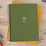 Olive Green Classic Monogram Personal Weekly Planer<br><div class="desc">Einfaches,  persönliches Schreibpapier-Jahresplaner mit klassischem Monogramm in quadratischem Rahmen. Jährlicher Planer (12 Monate) mit offenen monatlichen Übersichten und wöchentlichen Planungsblättern. Kontakt für Hilfe bei der Personalisierung.</div>