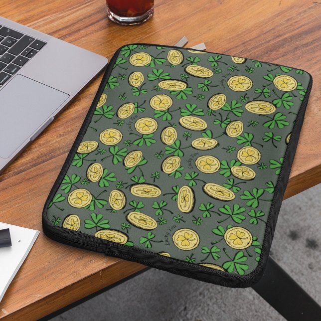 Olive Green & Gold St Patrick's Lucky You Kleeblat Laptopschutzhülle (Fun Hand-Drawn Illustrations of Green Clovers and Irish Gold Shamrock Coins. Olive Green Background.)