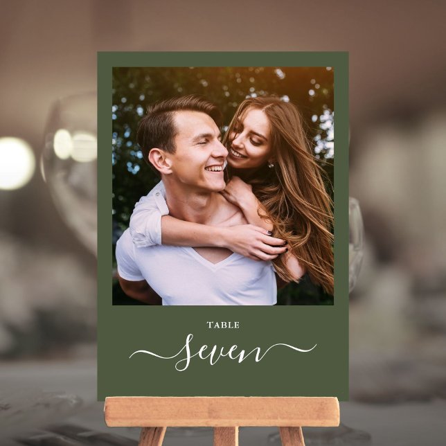 Olive Green Minimalistisch Elegantes Script Foto Tischnummer (Olive Green Minimalist Elegant Script Photo Table Number)